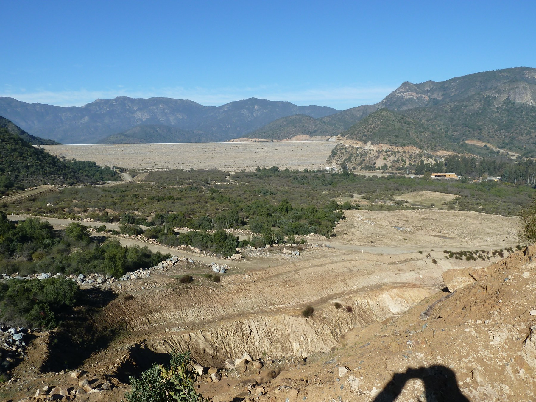 Vista panorámica de embalse y faena minera