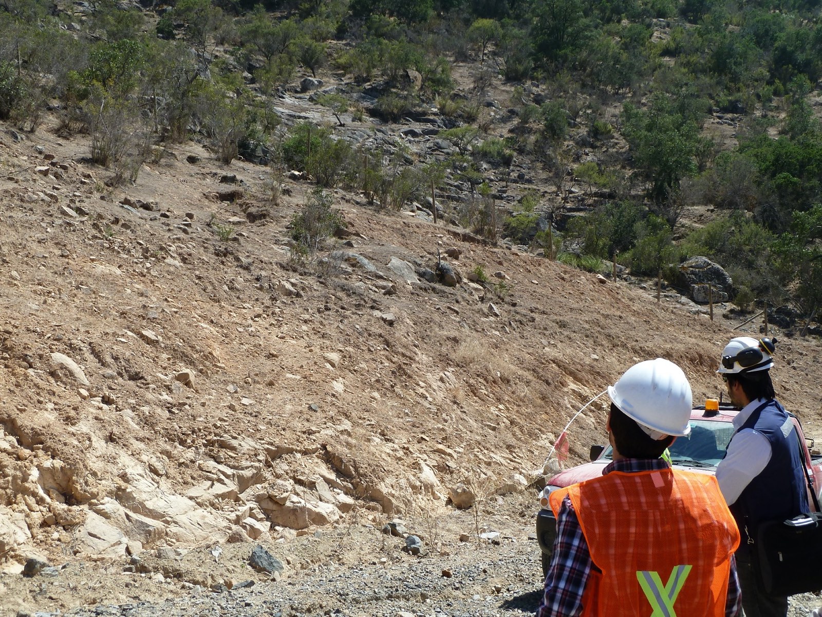 Ingenieros inspeccionando terreno en faena